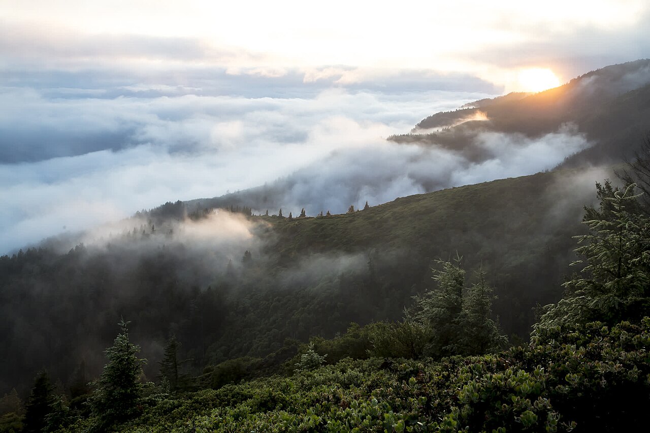 Blick auf eine Berglandschaft in der Abenddämmerung